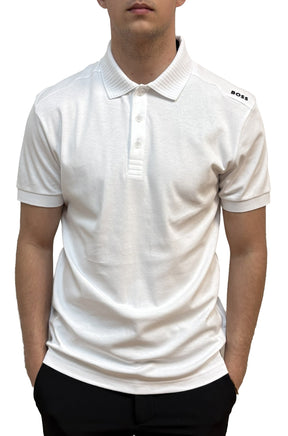 Polo blanc avec col côtelé, patte à trois boutons et logo à l’épaule pour homme par HUGO BOSS, vue de face