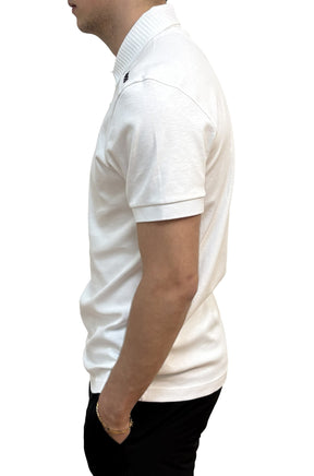 Polo blanc à manches courtes avec poignet côtelé et col texturé pour homme par HUGO BOSS, vue de côté
