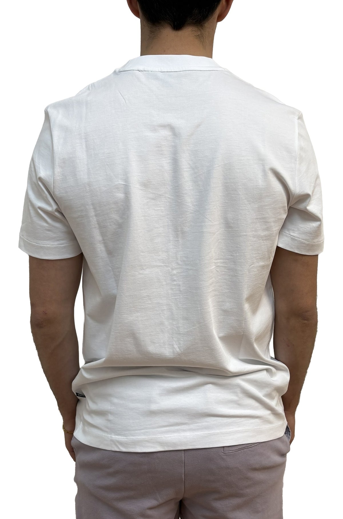 T-shirt blanc à col rond, vue de dos, avec manches courtes et petite étiquette à l’ourlet pour homme par HUGO BOSS