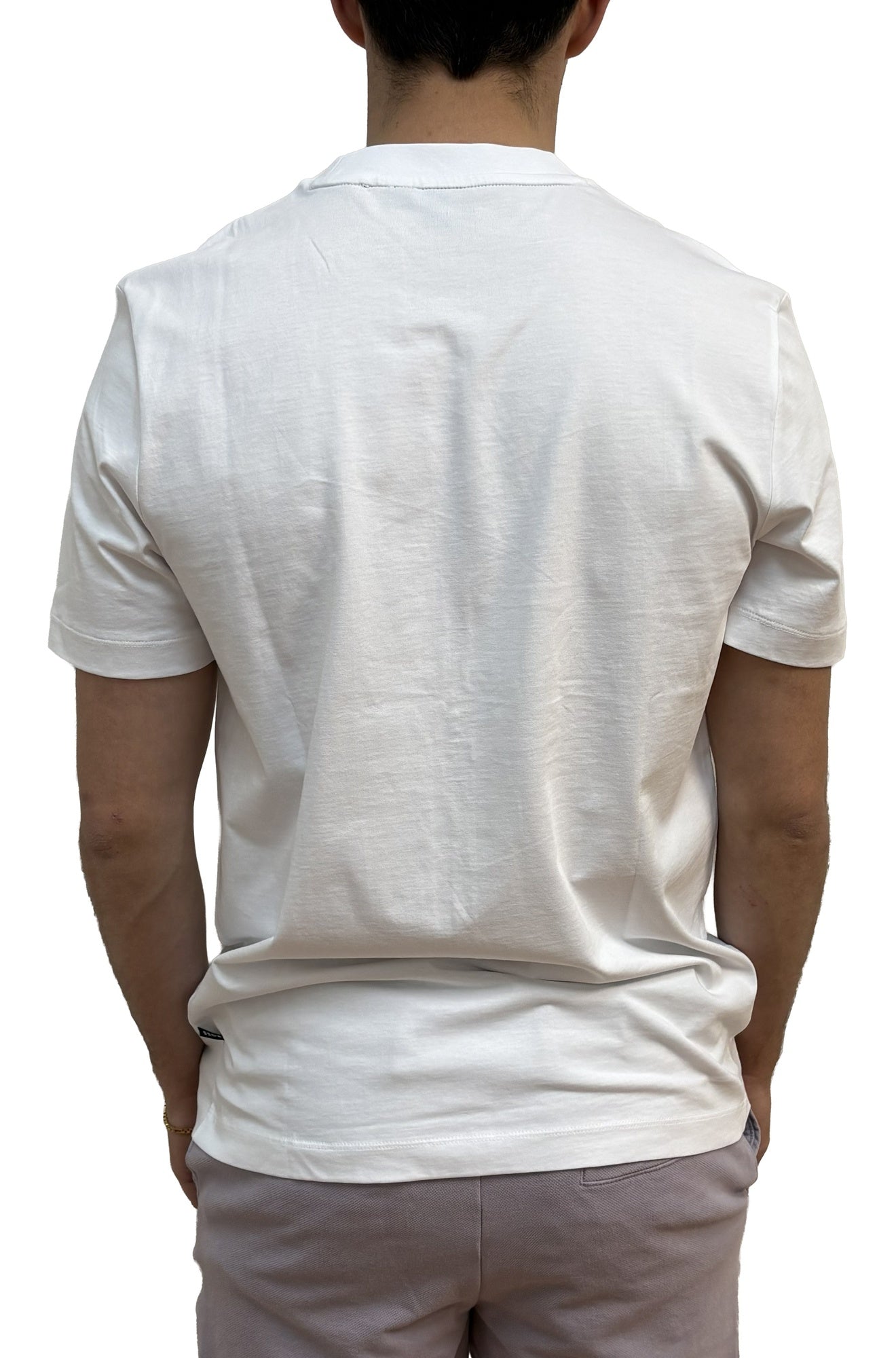 T-shirt blanc à col rond, vue de dos, avec manches courtes et petite étiquette à l’ourlet pour homme par HUGO BOSS