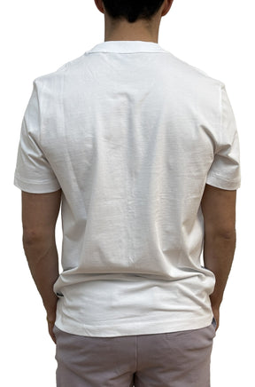 T-shirt blanc à col rond, vue de dos, avec manches courtes et petite étiquette à l’ourlet pour homme par HUGO BOSS