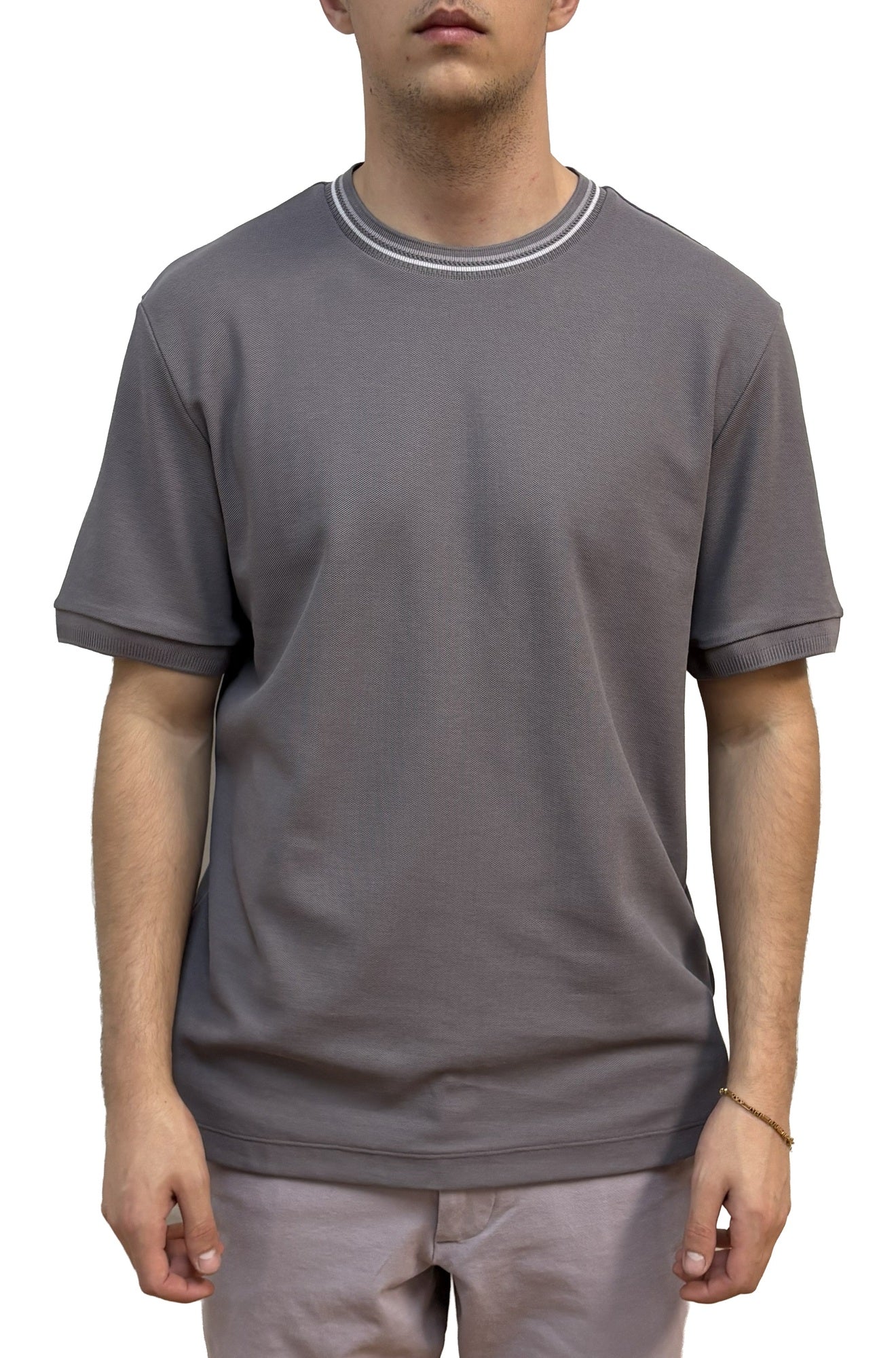 T-shirt gris texturé à manches courtes, col rond côtelé rayé et ourlet droit pour homme par HUGO BOSS, vue de face