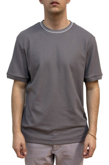 T-shirt gris texturé à manches courtes, col rond côtelé rayé et ourlet droit pour homme par HUGO BOSS, vue de face