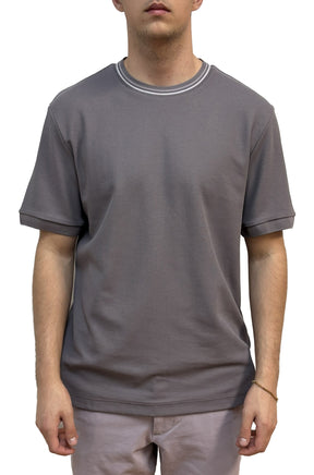 T-shirt gris texturé à manches courtes, col rond côtelé rayé et ourlet droit pour homme par HUGO BOSS, vue de face
