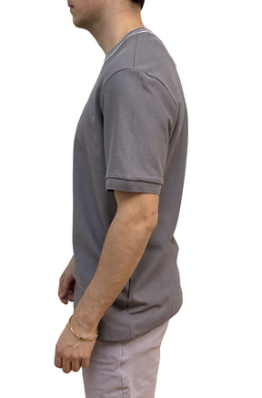 T-shirt gris à manche courte, poignet côtelé, couture d'épaule et ourlet droit pour homme par HUGO BOSS, vue de côté