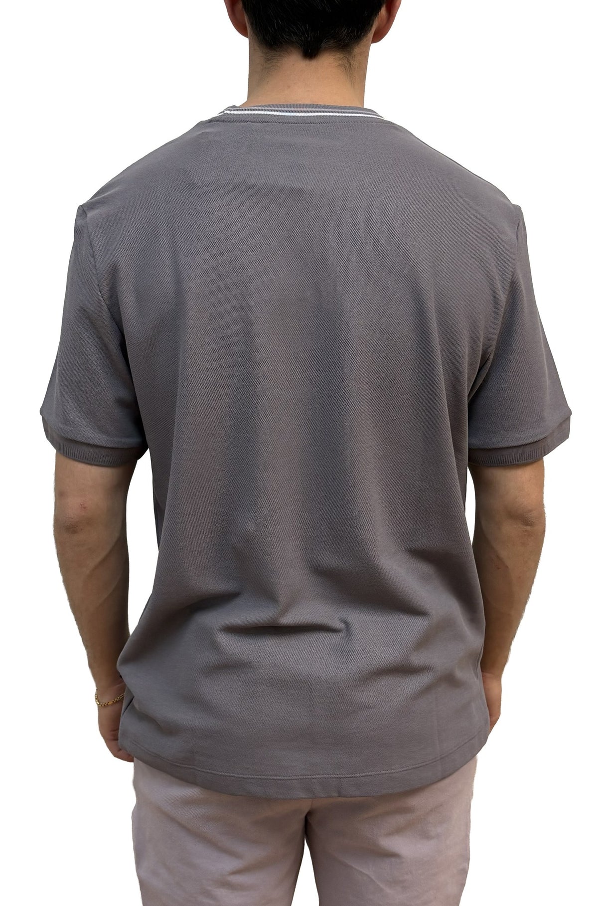 Vue de dos centrée du t-shirt gris texturé avec manches courtes et col côtelé rayé pour homme par HUGO BOSS
