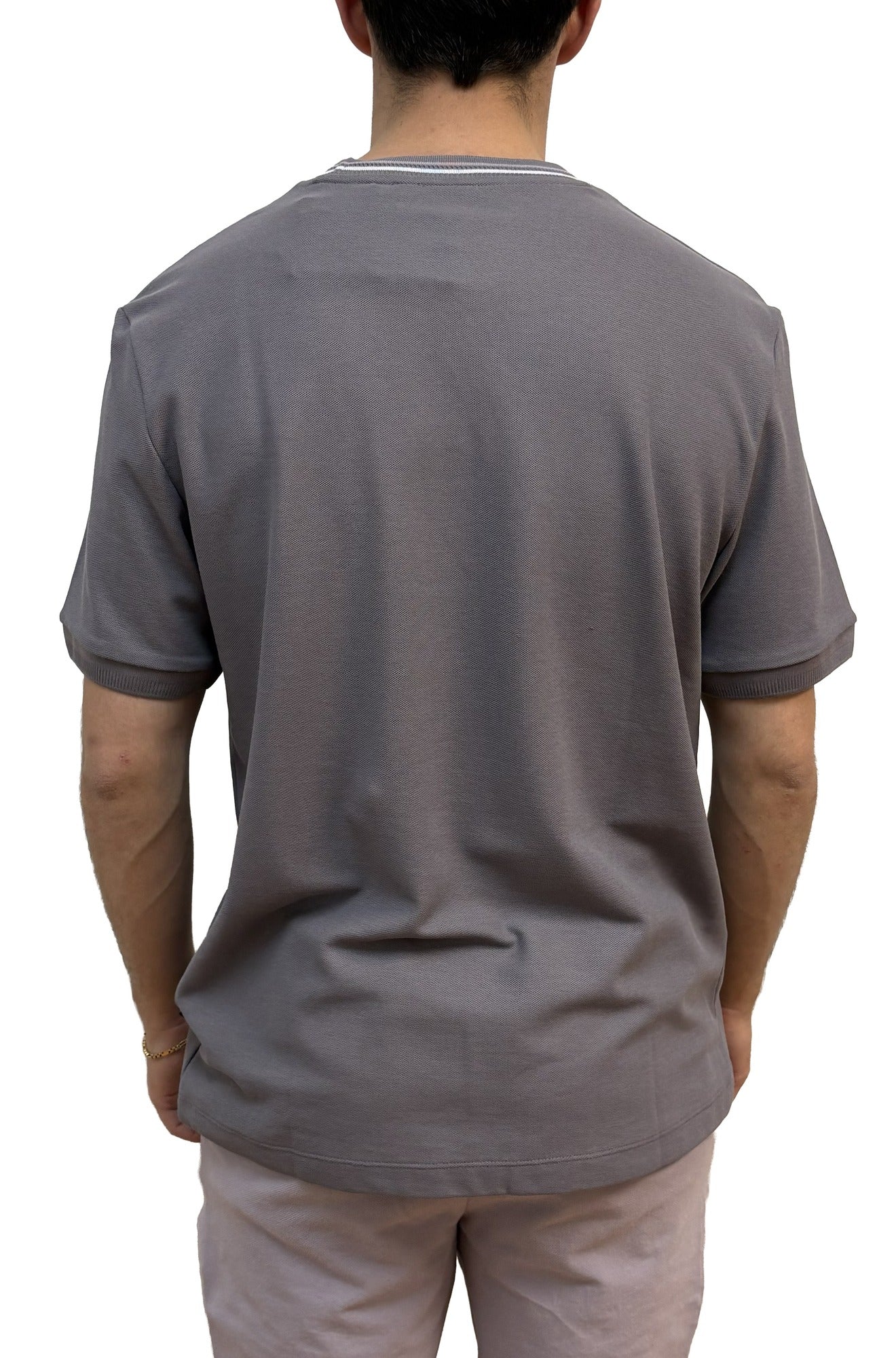 Vue de dos centrée du t-shirt gris texturé avec manches courtes et col côtelé rayé pour homme par HUGO BOSS
