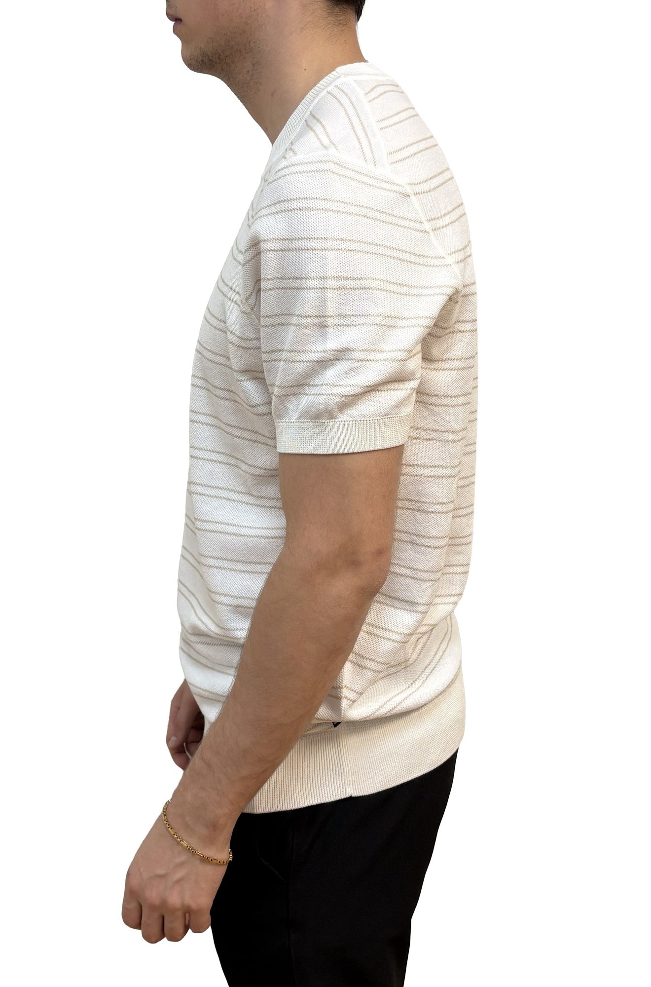 Vue de côté du T-shirt écru rayé, avec manche courte côtelée et large ourlet pour homme par HUGO BOSS