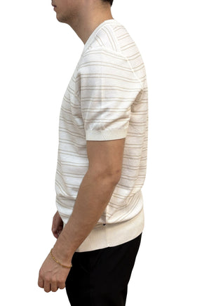Vue de côté du T-shirt écru rayé, avec manche courte côtelée et large ourlet pour homme par HUGO BOSS