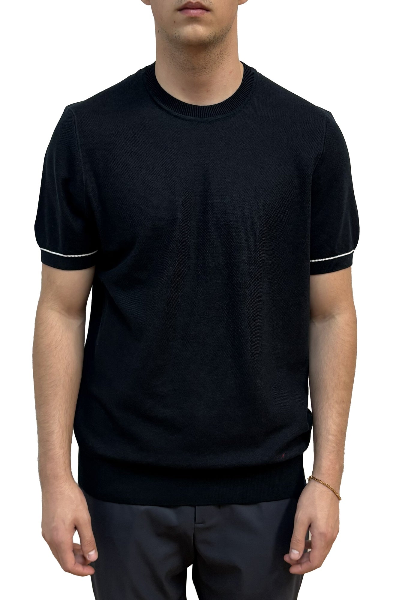 T-shirt noir en tricot à col rond, ourlet côtelé et passepoil blanc aux manches pour homme par HUGO BOSS, vue de face