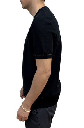 T-shirt noir en tricot, avec poignet côtelé et mince passepoil blanc pour homme par HUGO BOSS, vue de côté