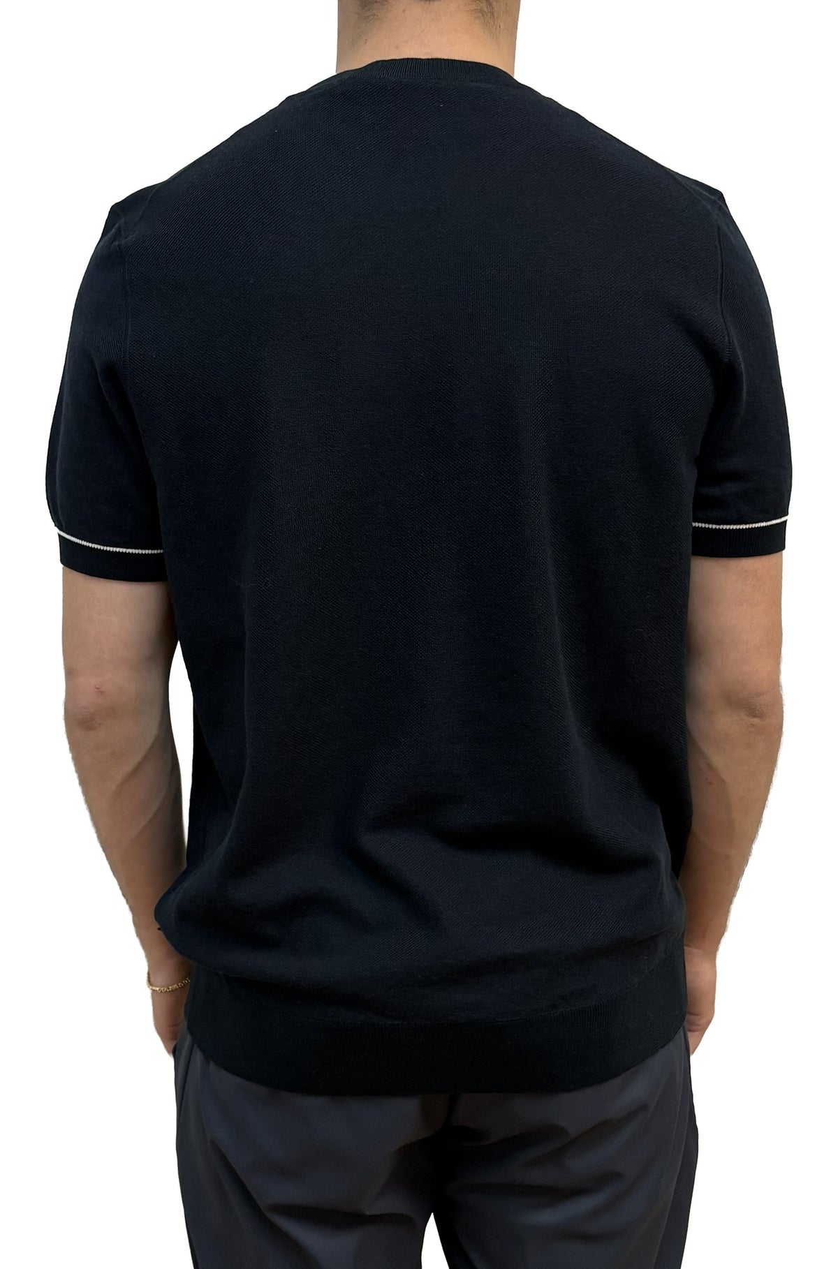 Vue de dos centrée du T-shirt noir en tricot à col rond, ourlet côtelé et passepoil blanc pour homme par HUGO BOSS