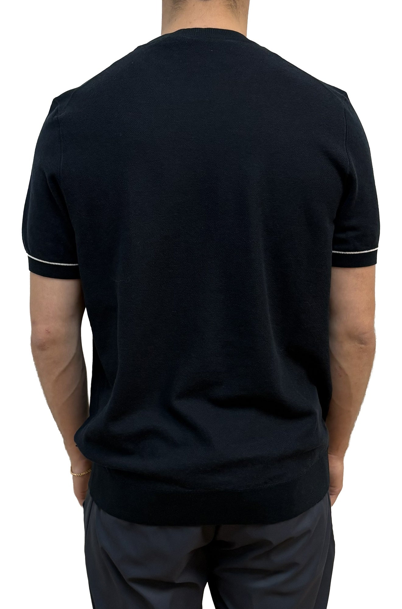 Vue de dos centrée du T-shirt noir en tricot à col rond, ourlet côtelé et passepoil blanc pour homme par HUGO BOSS