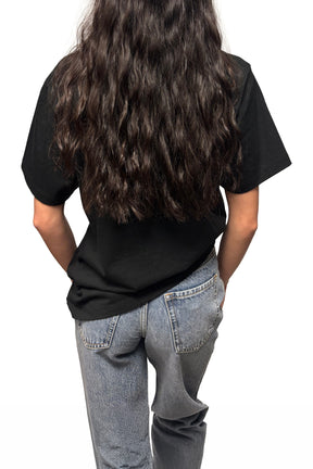 Vue de dos du t-shirt noir à manches courtes avec dos uni et ourlet droit, porté avec un jean pour femme par HUGO BOSS