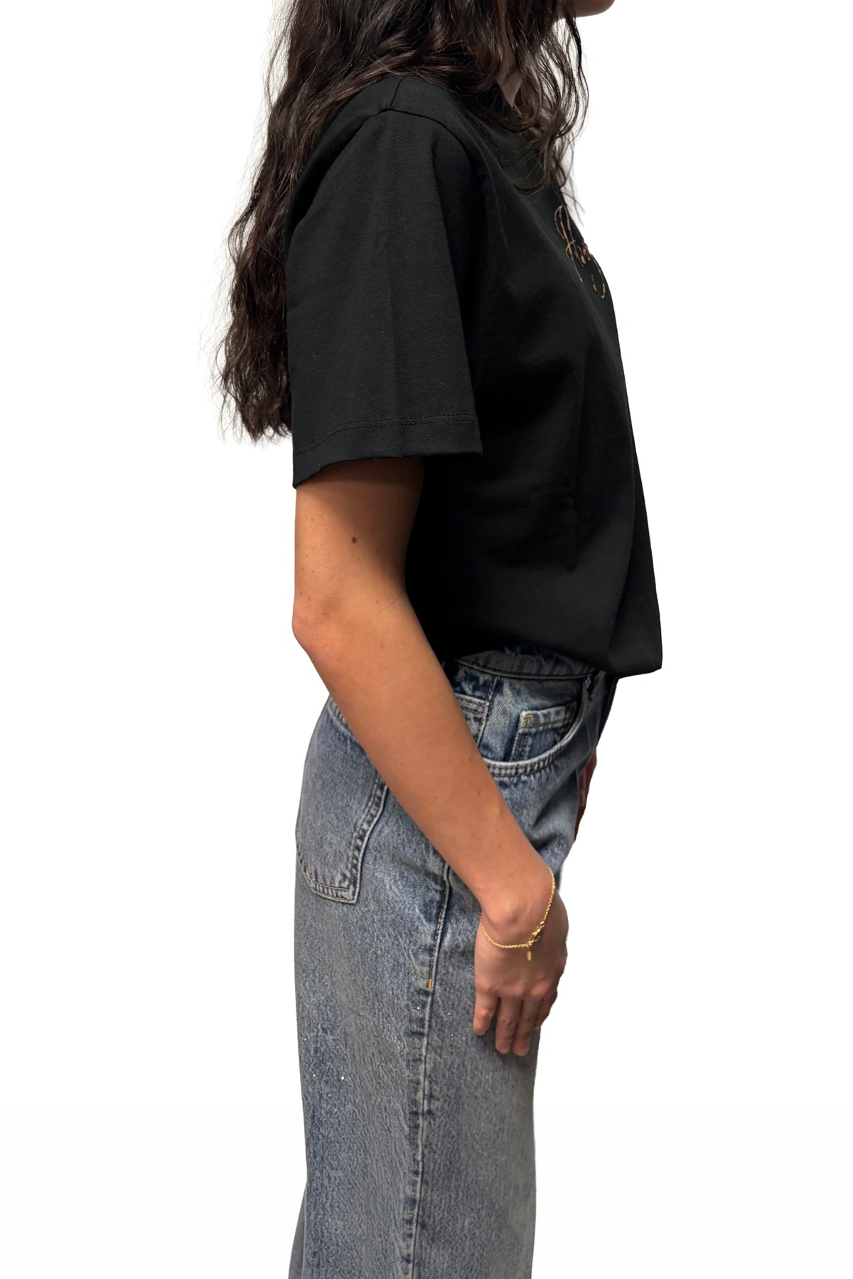 T-shirt noir à manches courtes montrant le col rond, la manche et la coupe ample pour femme par HUGO BOSS, vue de côté