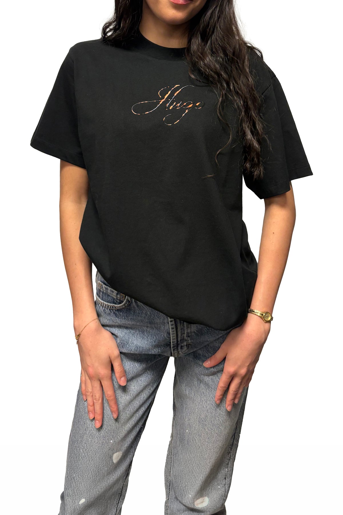 Vue de face rapprochée du t-shirt noir à col rond avec logo Hugo cursif métallique au buste pour femme par HUGO BOSS