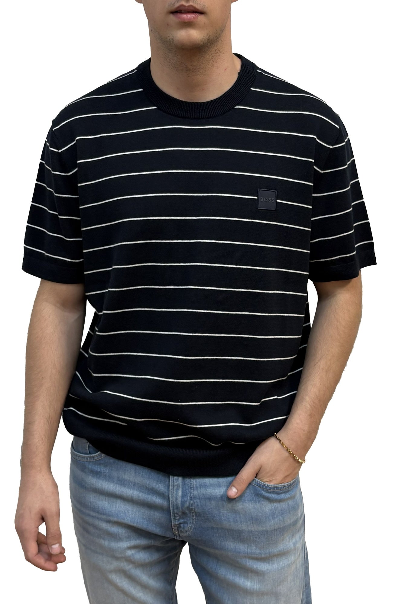 T-shirt noir à manches courtes et fines rayures blanches, vue de face avec écusson BOSS pour homme par HUGO BOSS