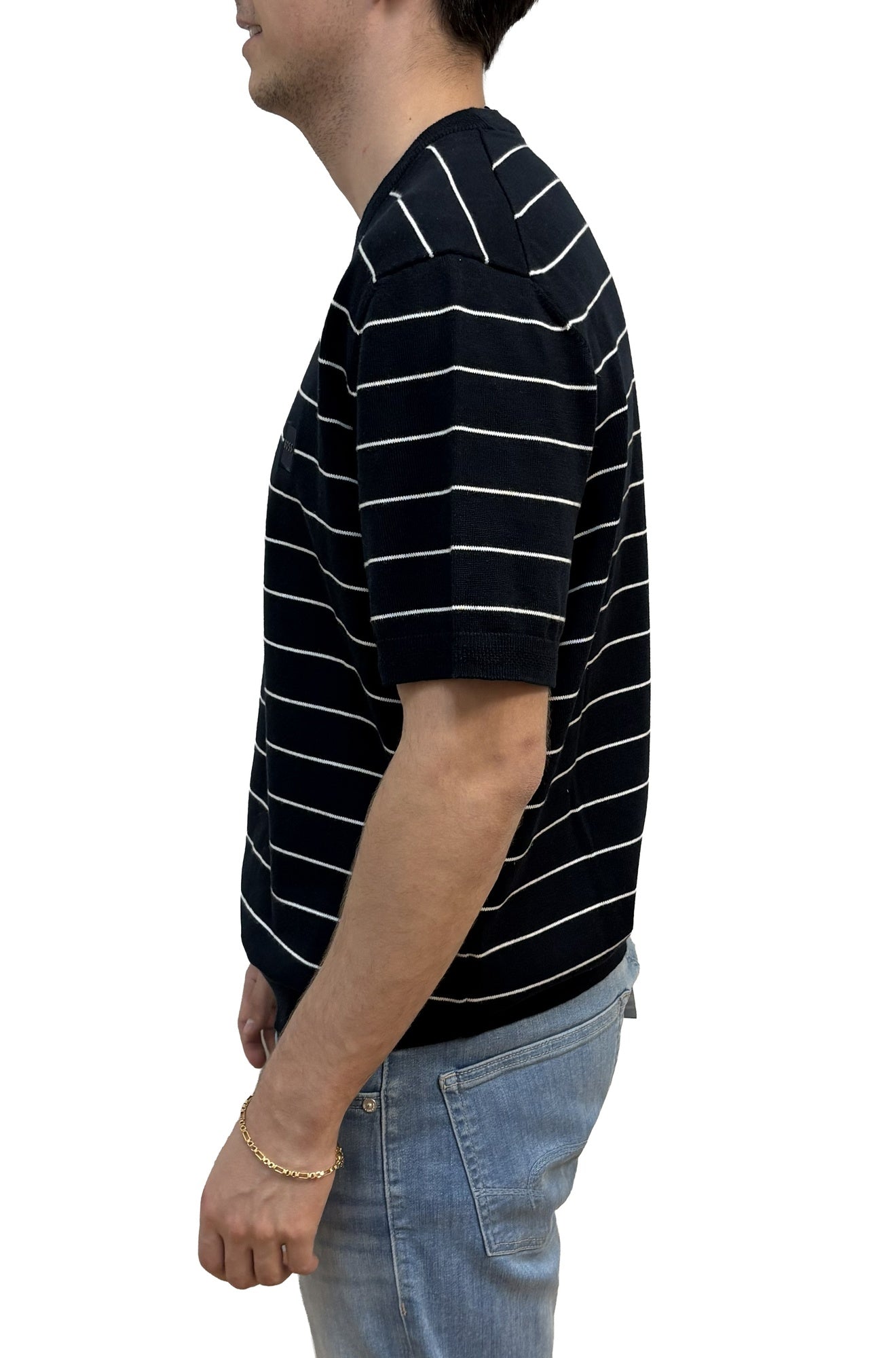 T-shirt noir à fines rayures blanches avec bord de manche côtelé pour homme par HUGO BOSS, vue de côté