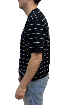 T-shirt noir à fines rayures blanches avec bord de manche côtelé pour homme par HUGO BOSS, vue de côté