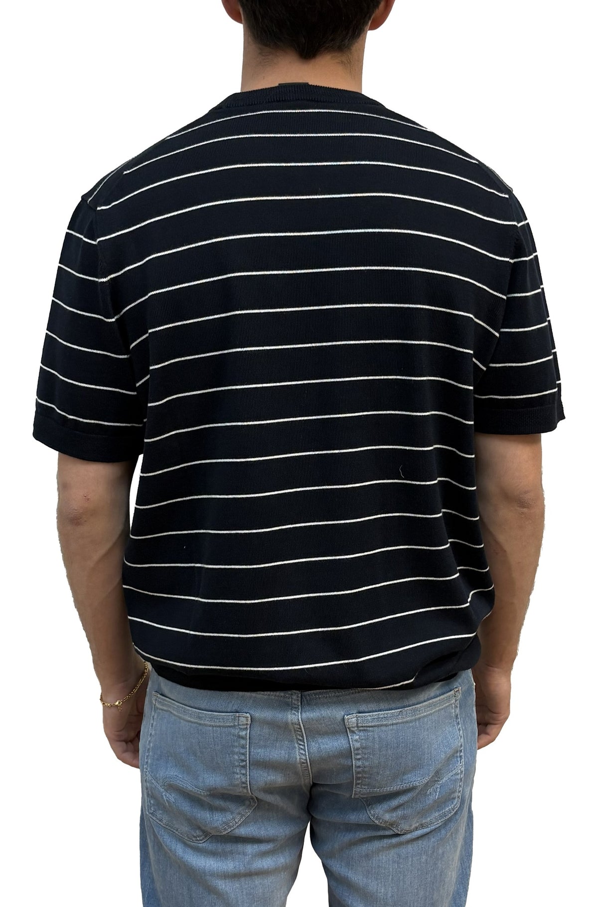 Vue arrière du T-shirt noir à manches courtes, fines rayures blanches et col côtelé pour homme par HUGO BOSS