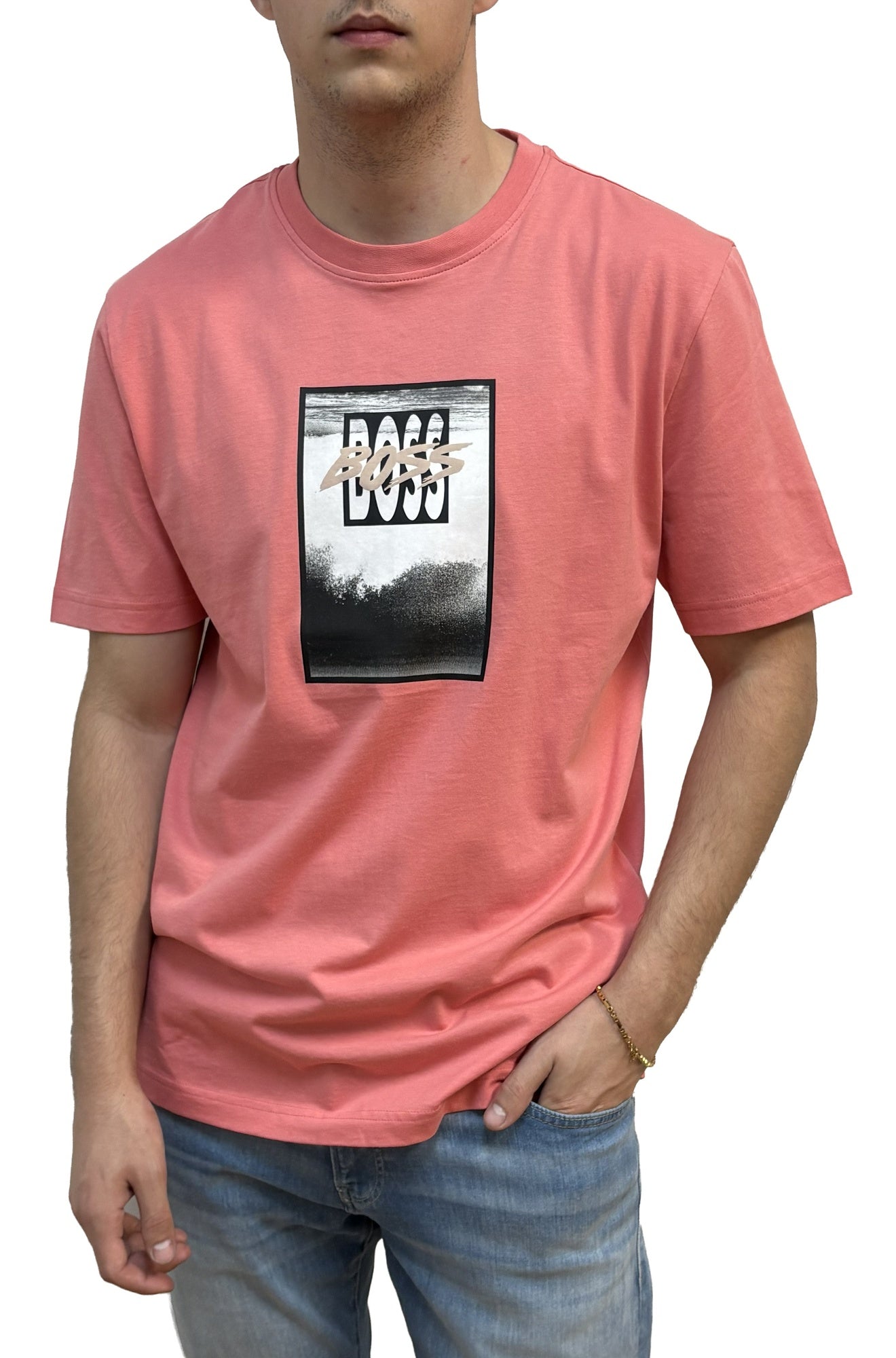 Men's T-Shirt corail à manches courtes vu de face en angle avec imprimé BOSS carré by HUGO BOSS