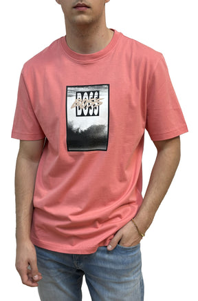 Men's T-Shirt corail à manches courtes vu de face en angle avec imprimé BOSS carré by HUGO BOSS