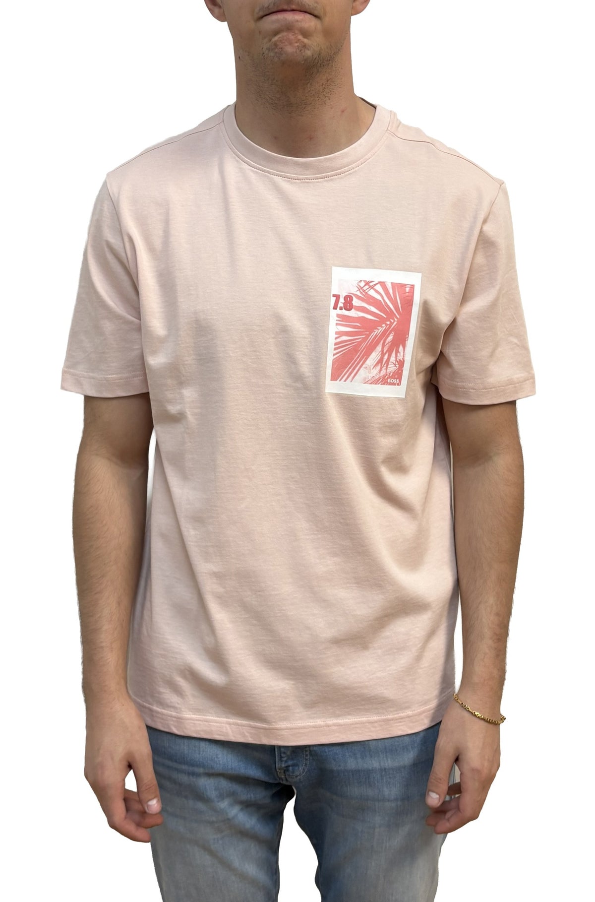 Vue de face du t-shirt rose pale a col rond avec graphique carre rouge palmier et texte 7.8 pour homme par HUGO BOSS