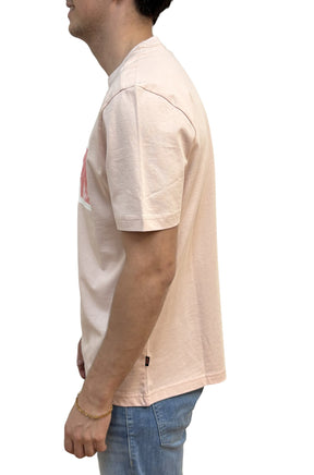 T-shirt rose pale a col rond avec manche courte et petite etiquette noire pour homme par HUGO BOSS, vue de cote
