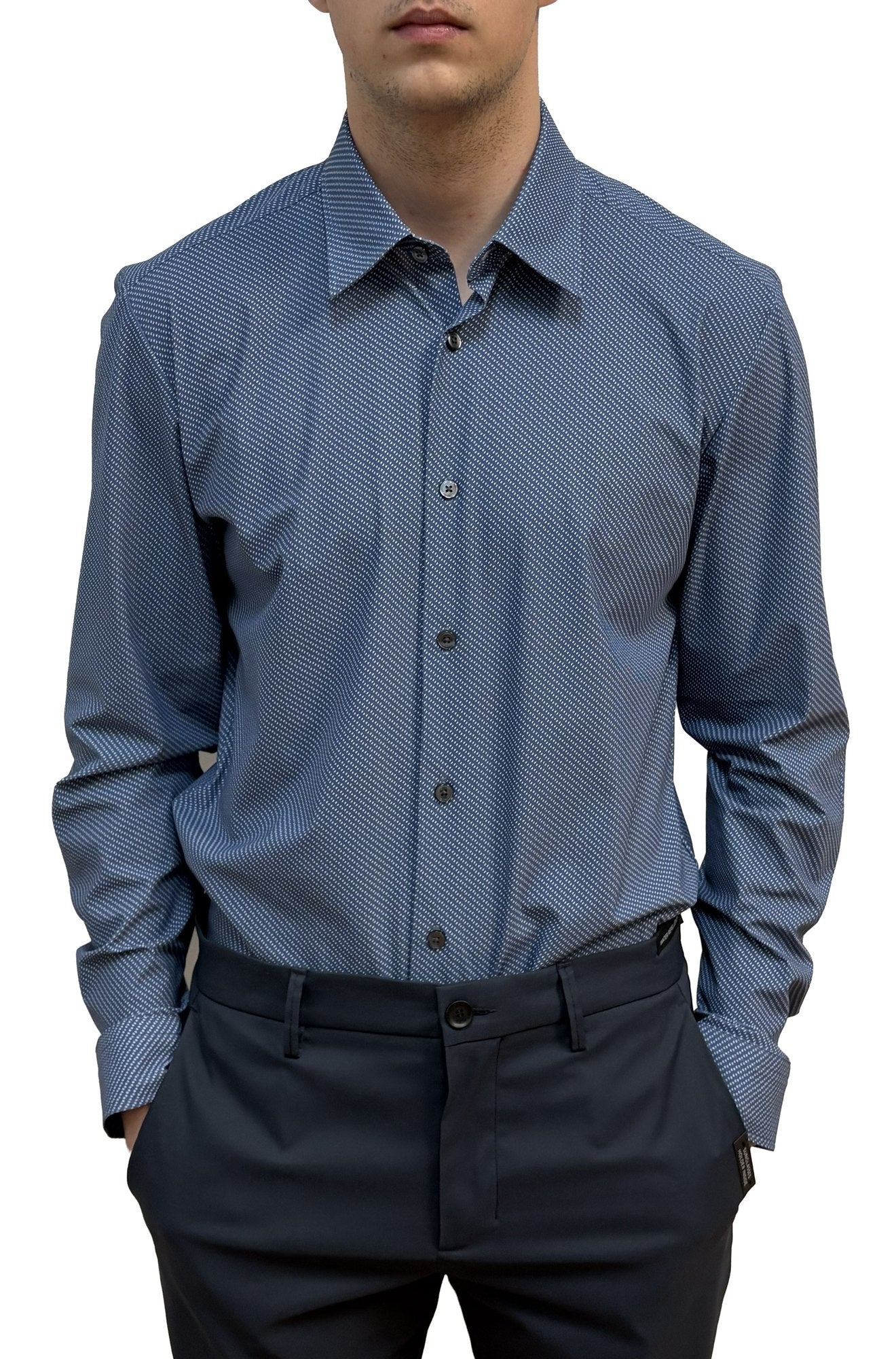 Vue de face rapprochée d’une chemise bleue à micro-motif blanc, boutons foncés et manches longues pour homme par HUGO BOSS