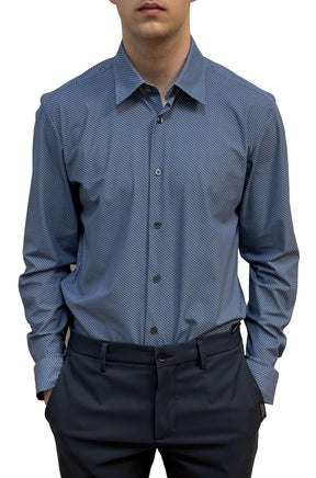 Vue de face rapprochée d’une chemise bleue à micro-motif blanc, boutons foncés et manches longues pour homme par HUGO BOSS