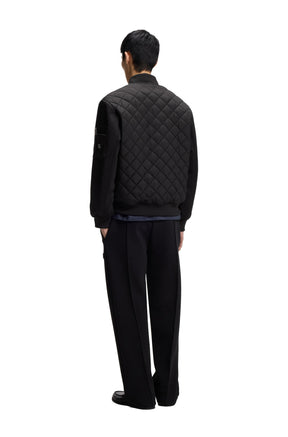 Vue arrière de la veste noir matelassée avec surpiqûres losanges et taille côtelée pour homme par HUGO BOSS