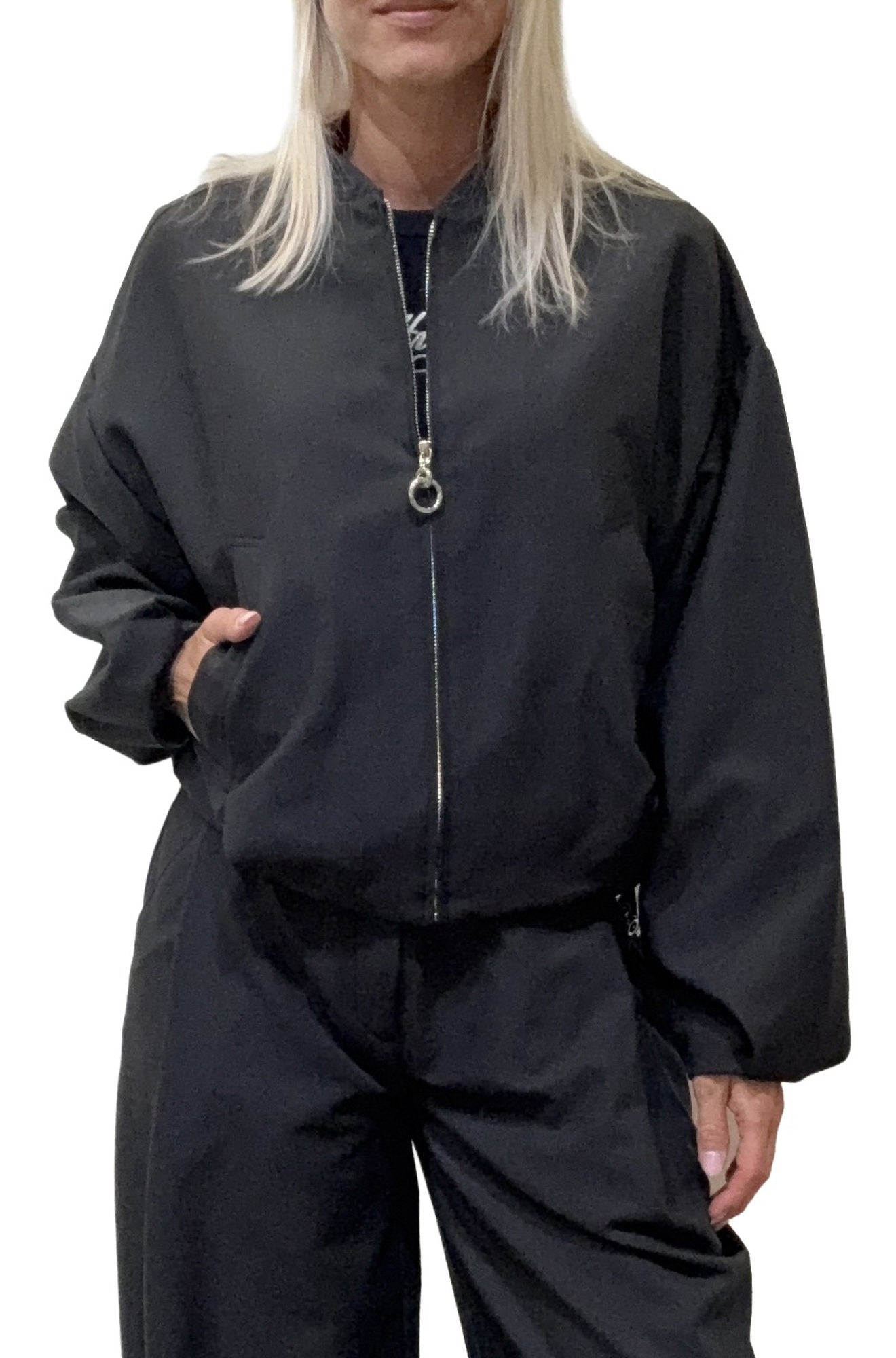 Veste coupe-vent mi-saison noire avec col montant et anneau de fermeture éclair pour femme par HUGO BOSS, vue de face