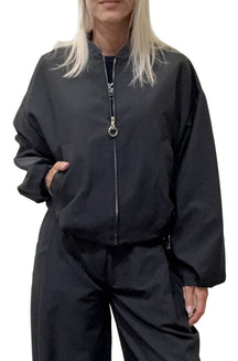 Veste coupe-vent mi-saison noire avec col montant et anneau de fermeture éclair pour femme par HUGO BOSS, vue de face