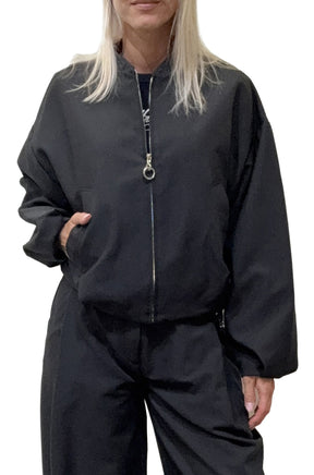 Veste coupe-vent mi-saison noire avec col montant et anneau de fermeture éclair pour femme par HUGO BOSS, vue de face