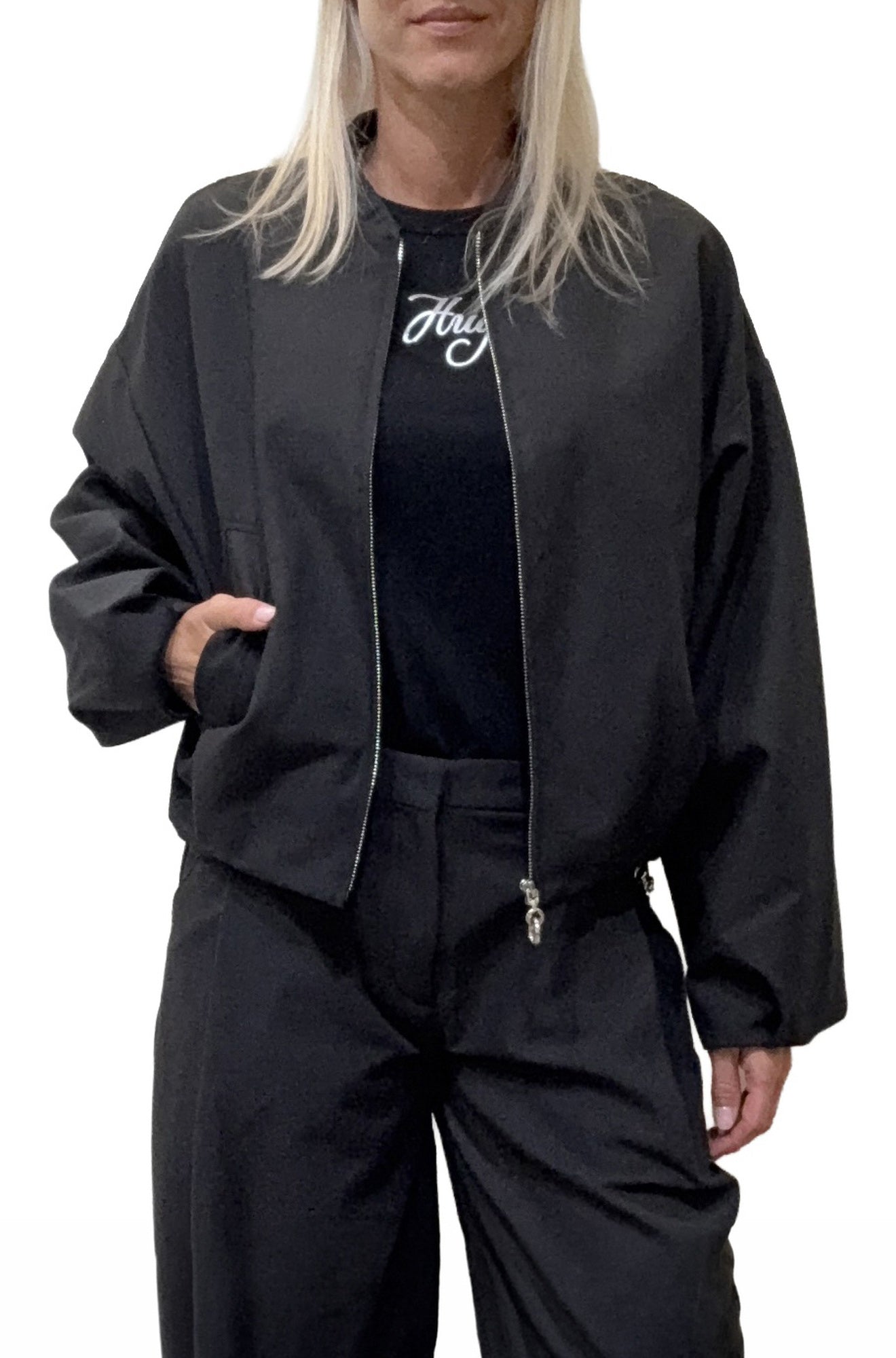 Veste coupe-vent mi-saison noire porté ouvert devant, vue de face sur mannequin pour femme par HUGO BOSS