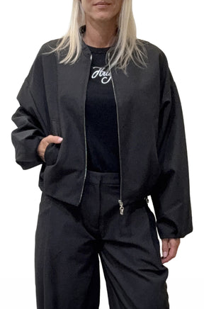 Veste coupe-vent mi-saison noire porté ouvert devant, vue de face sur mannequin pour femme par HUGO BOSS