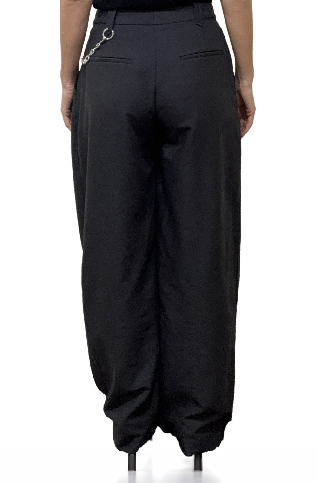 Vue arrière d’une pantalon jambe large noir ample avec poches passepoilées pour femme par HUGO BOSS