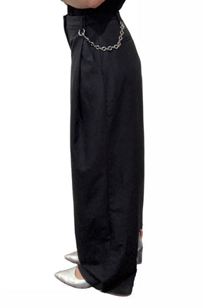Pantalon jambe large noir ample avec chaîne argentée et jambe large pleine longueur pour femme par HUGO BOSS, vue de côté