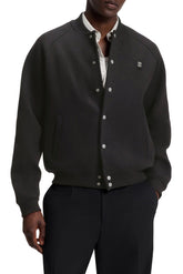 Veste aviateur noir sur mannequin avec col côtelé, poches et écusson HUGO pour homme par HUGO BOSS, vue de face
