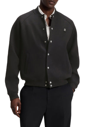 Veste aviateur noir sur mannequin avec col côtelé, poches et écusson HUGO pour homme par HUGO BOSS, vue de face