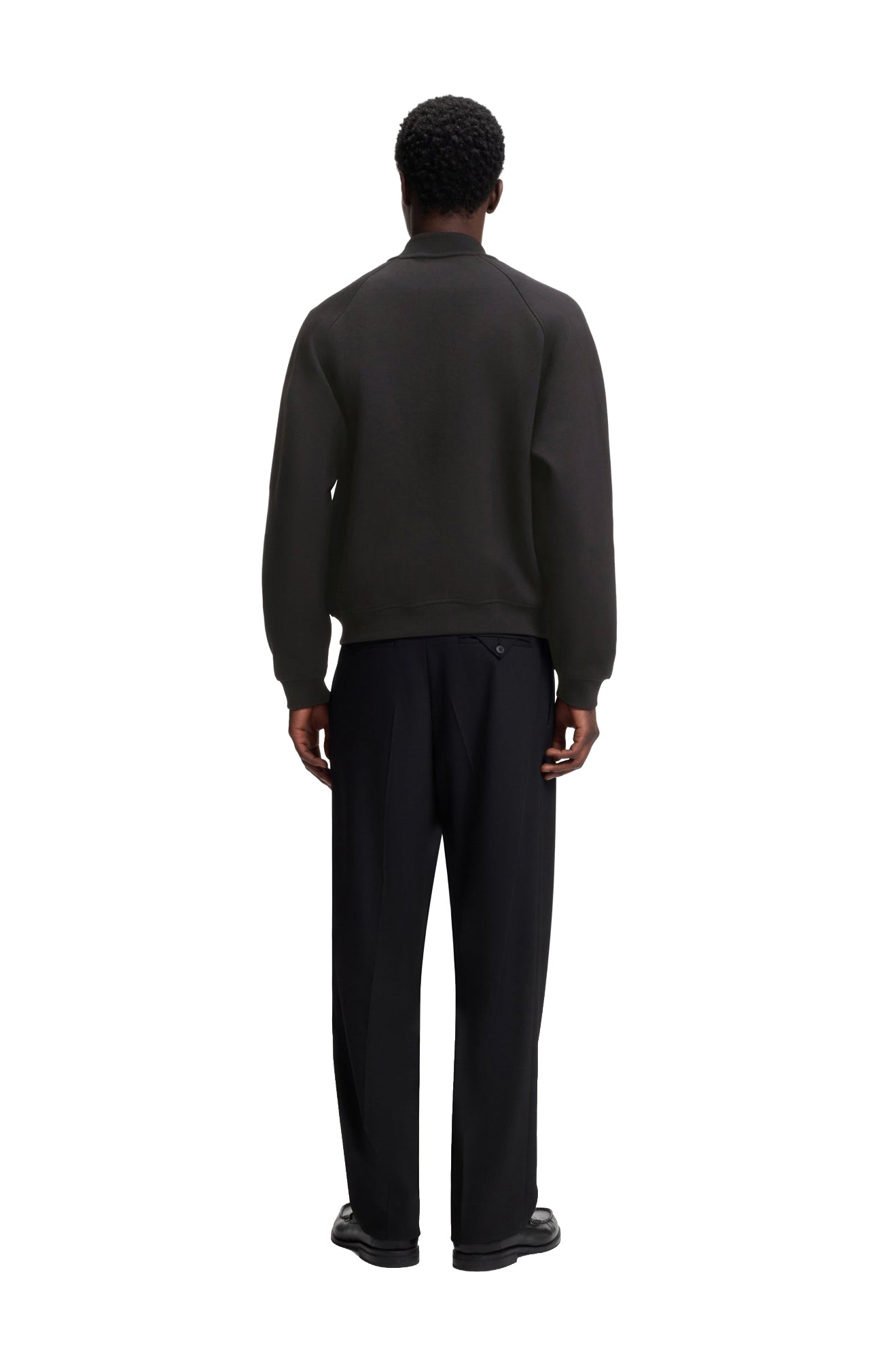Veste aviateur noir sur mannequin avec manches raglan, poignets et ourlet côtelés pour homme par HUGO BOSS, vue de dos