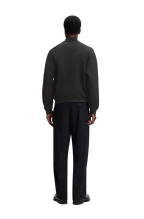 Veste aviateur noir sur mannequin avec manches raglan, poignets et ourlet côtelés pour homme par HUGO BOSS, vue de dos