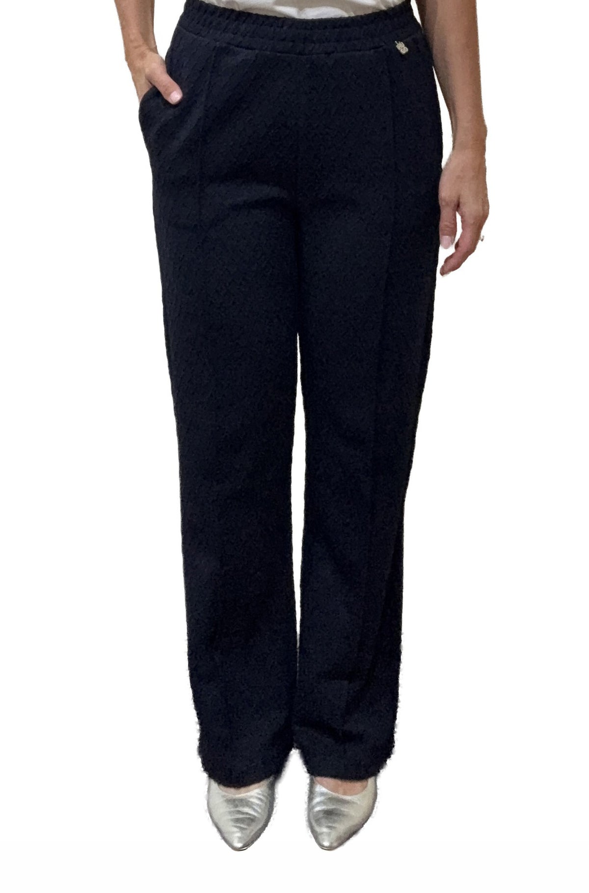 Vue de face du pantalon noir texturé à jambe large avec poches et petit logo argenté pour femme par HUGO BOSS