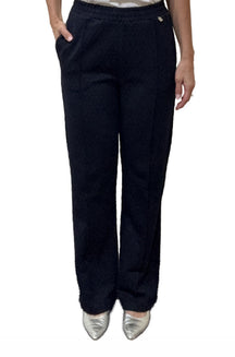 Vue de face du pantalon noir texturé à jambe large avec poches et petit logo argenté pour femme par HUGO BOSS