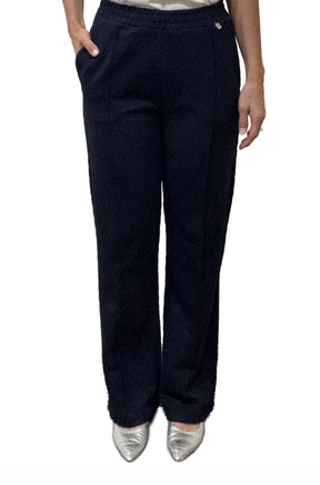 Vue de face du pantalon noir texturé à jambe large avec poches et petit logo argenté pour femme par HUGO BOSS