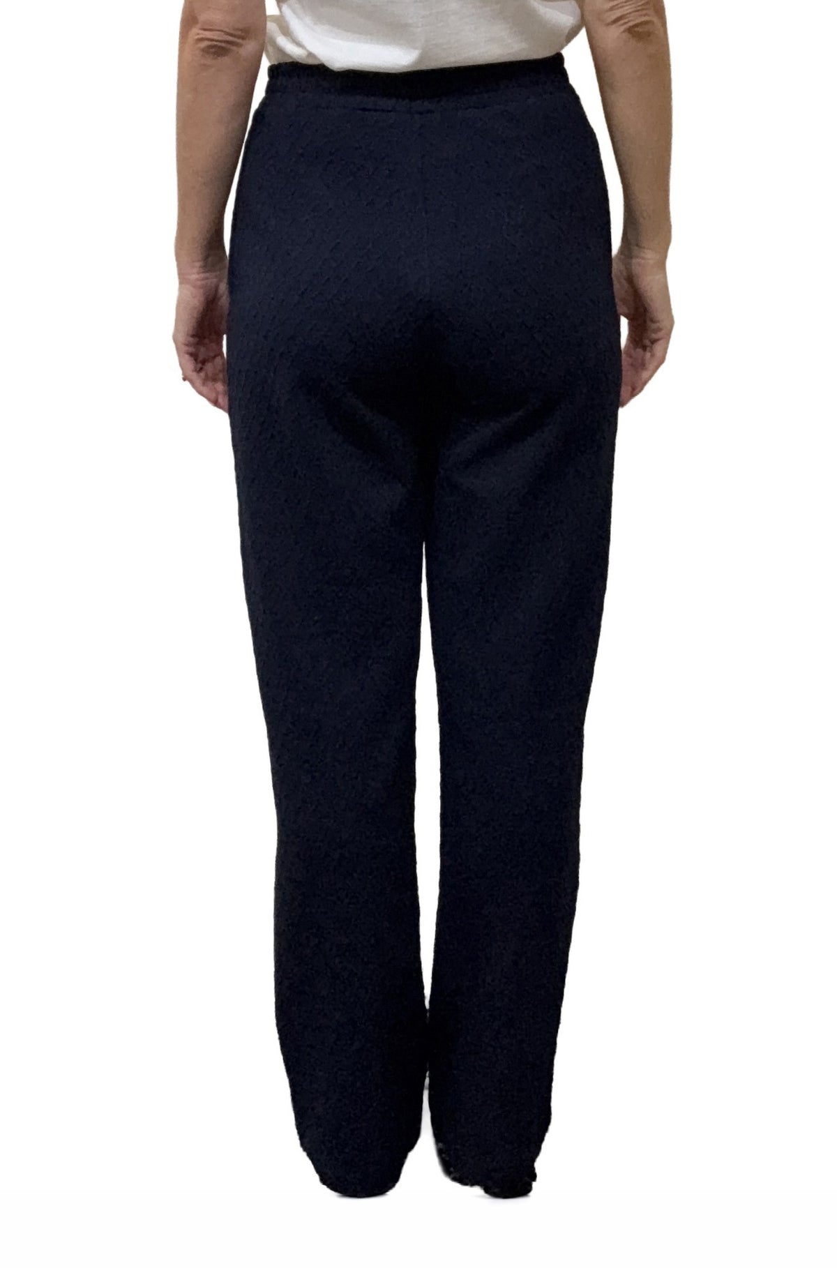 Vue arrière du pantalon noir texturé à jambe large avec taille élastique froncée pour femme par HUGO BOSS