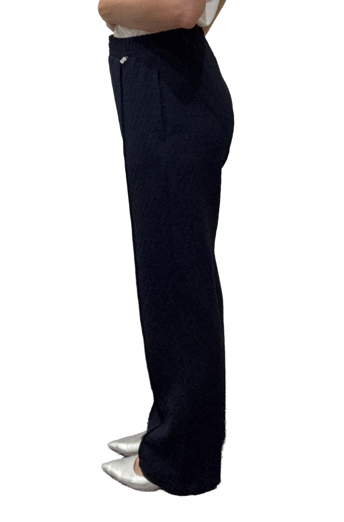 Pantalon noir texturé à jambe large, taille élastique et ourlet long pour femme par HUGO BOSS, vue de côté