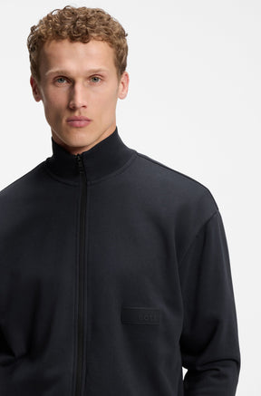 Détail de face du veste à fermeture éclair pleine longueur noir zippé montrant col montant pour homme par HUGO BOSS