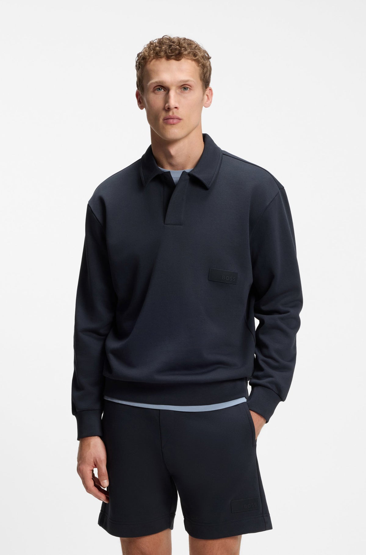 Chandail manches longues molletonné bleu marine avec écusson ton sur ton pour homme par HUGO BOSS, vue de face sur mannequin