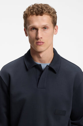 Chandail manches longues molletonné bleu marine avec col et patte pour homme par HUGO BOSS, détail avant